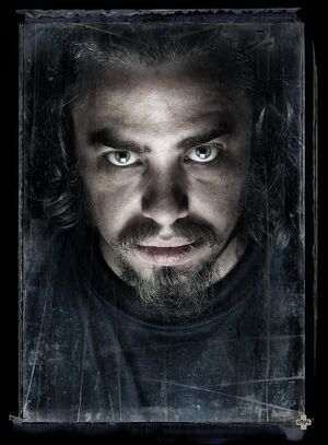 Arik Kjartsson, Nordmanns Kind, Bärenjäger, Hüter des Roddfjords, Dämonenbann, der schneller läuft als das eiserne Ross, Wächter des Lorettofeldes und Wächter des Ladogafeldes, der die Geister des alten Indianerpfades ausgetrieben hat und mit dem schwarzen Magier das Herz der neuen Welt beschützt